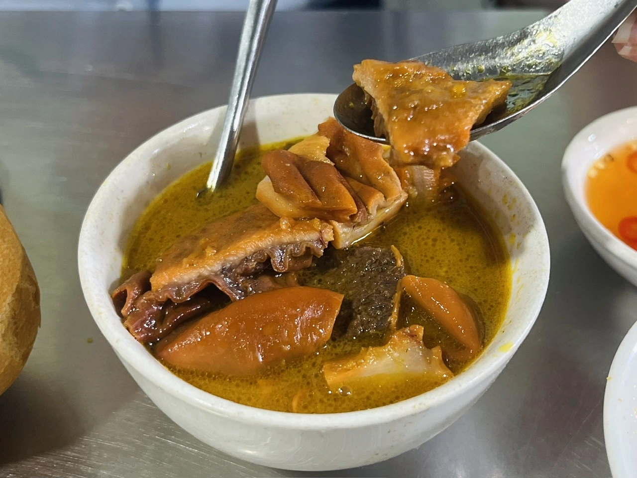 Ăn gì ở Xóm Chiếu