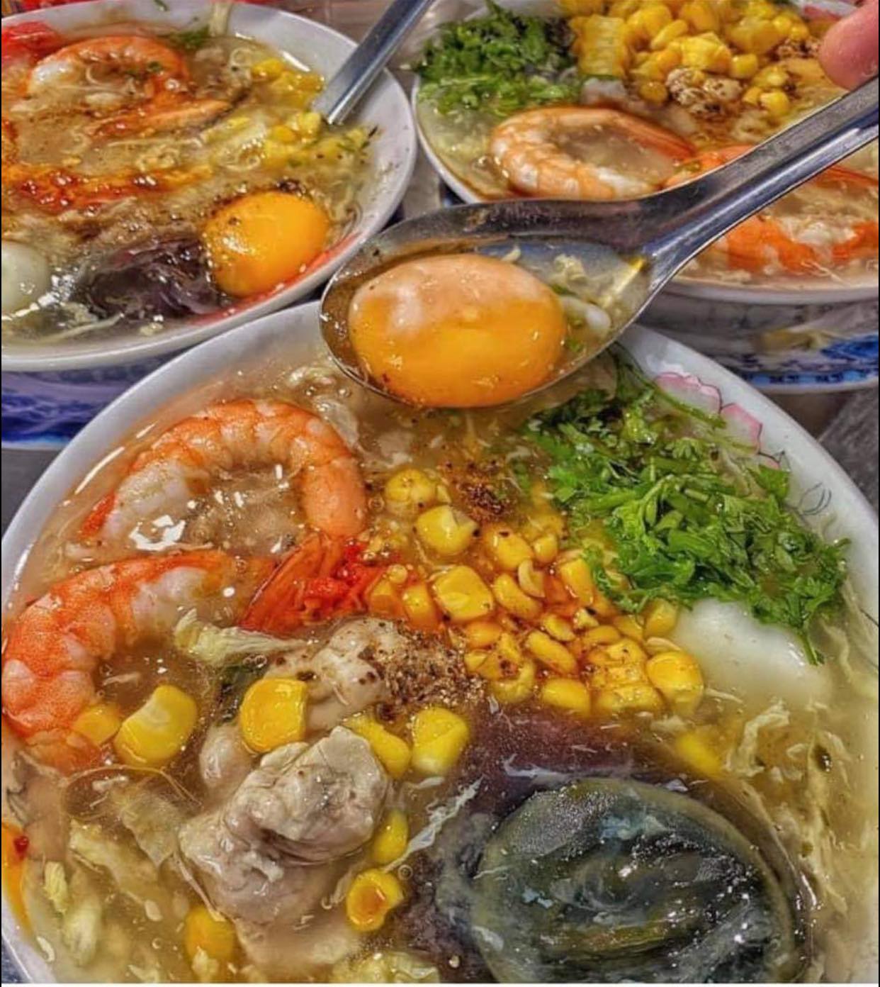 Ăn gì ở Xóm Chiếu